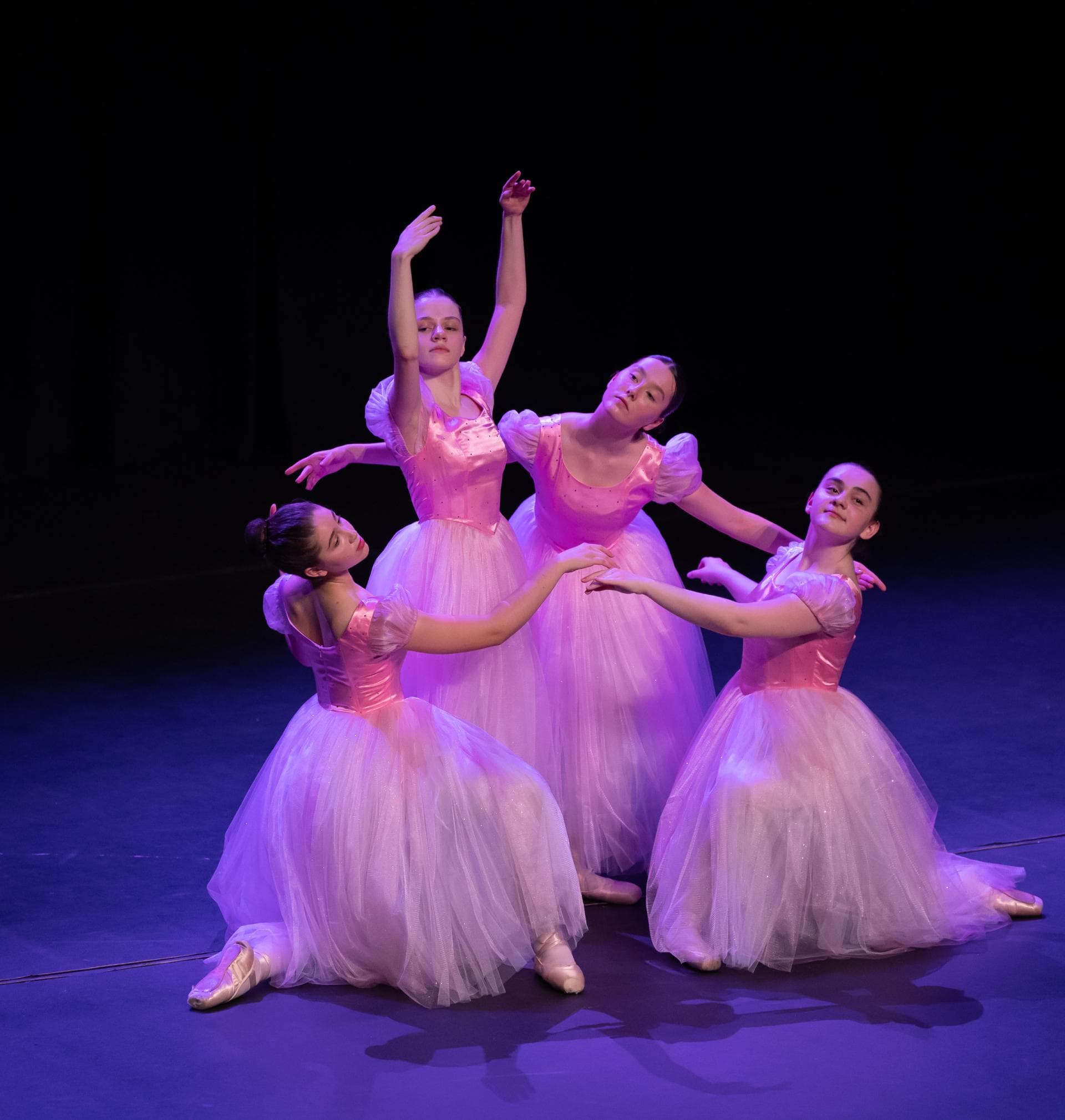Grupo de bailarinas en el escenario